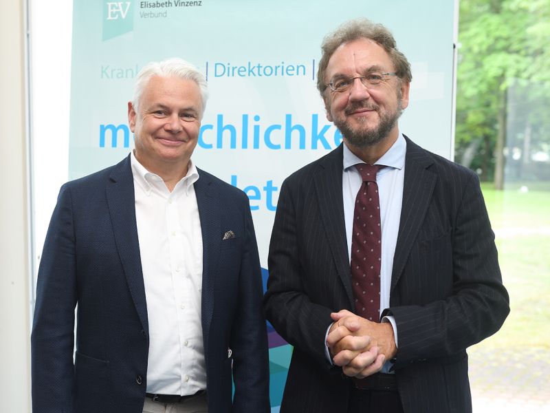 Dr. Sven U. Langner (Geschäftsführer Elisabeth Vinzenz Verbund) und Prof. Dr. Dr. hc. Heribert Prantl bei der KrankenhausdirektorienTagung des Elisabeth Vinzenz Verbundes 2021