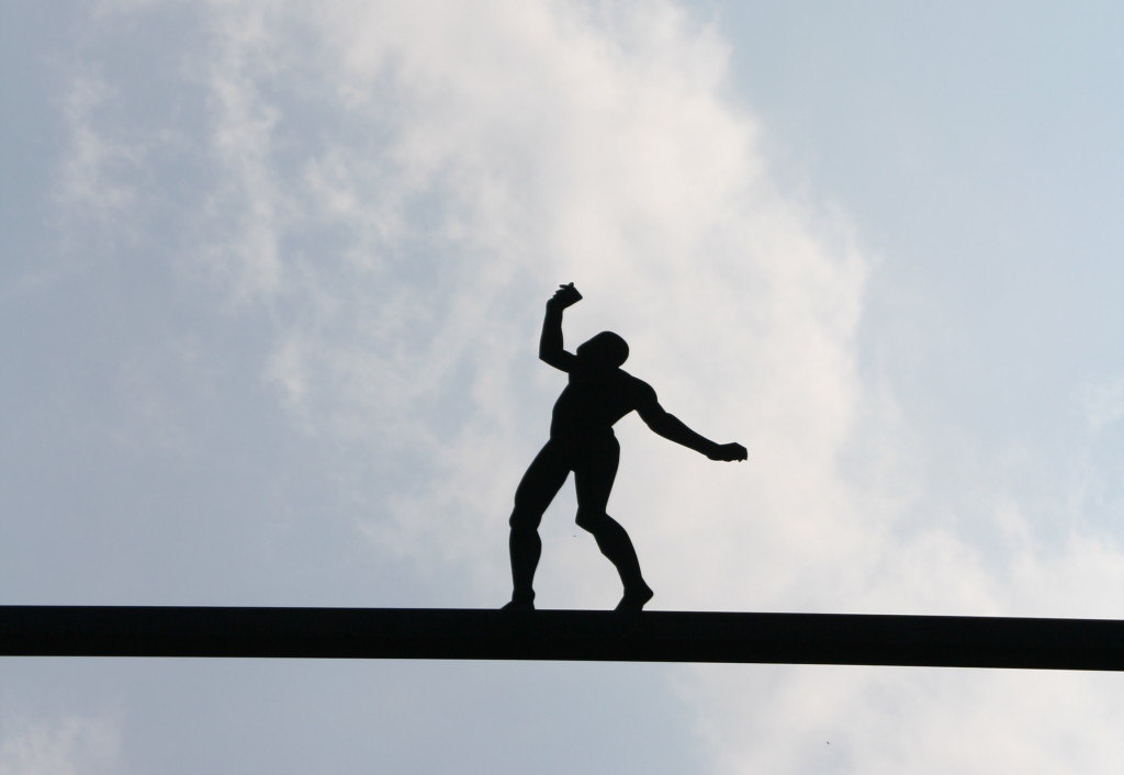 balancierender Mensch - Skulptur des Künstlers Hubertus von der Goltz